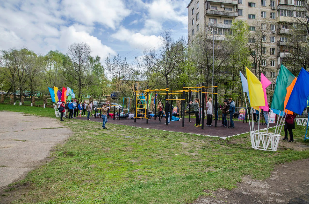 Бруси на майданчику Calisthenics Park at Керамик, Балашиха – фото 1 з 2