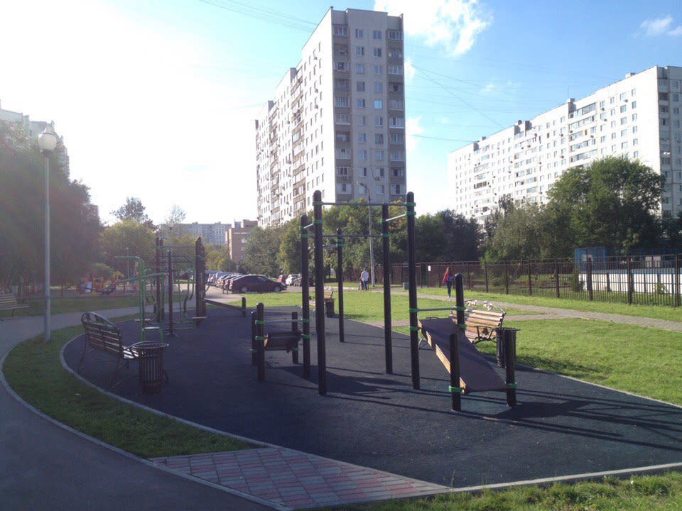 Бруси на майданчику Calisthenics Park at Шайдаровская улица, Москва – фото 1 з 2
