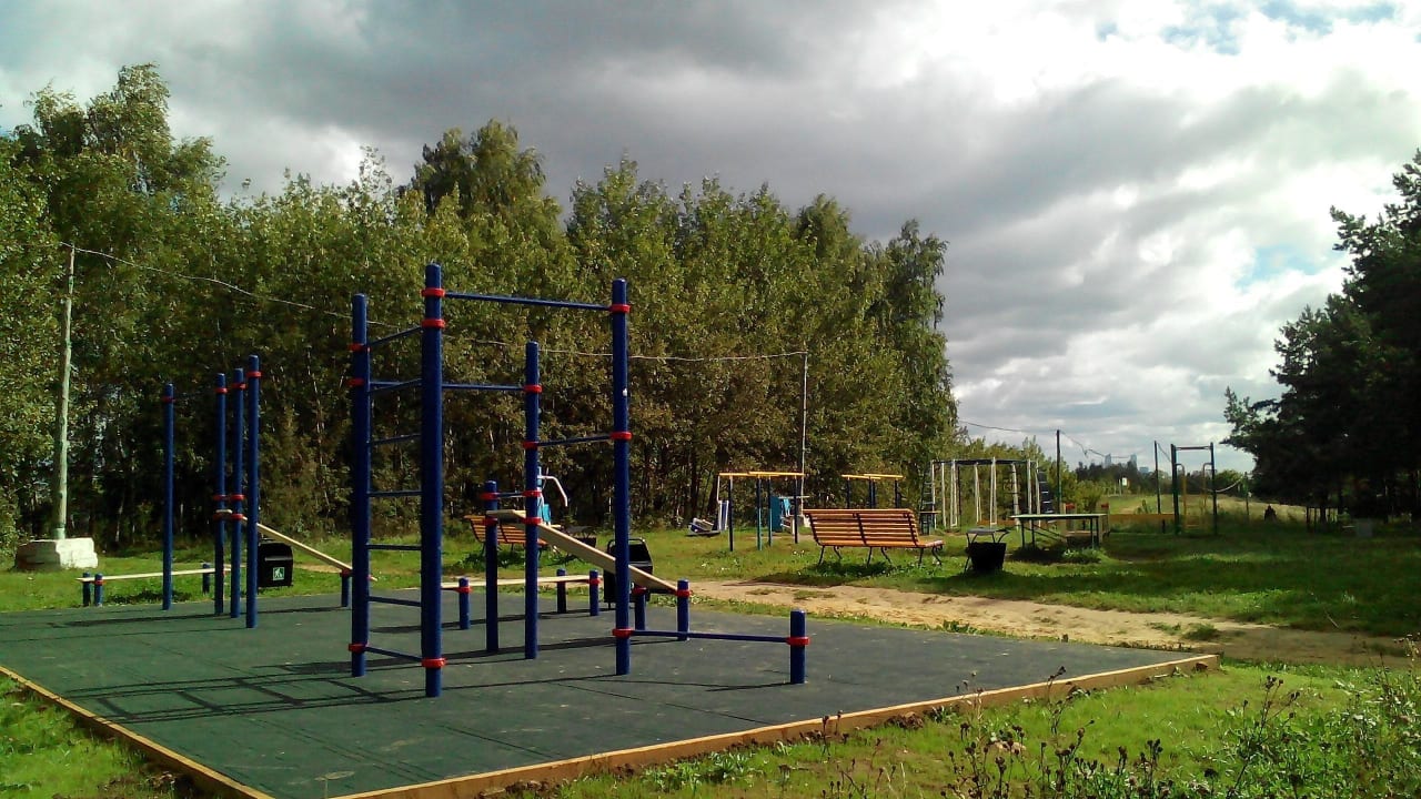 Abs Bench at Calisthenics Park at аллея Дорога Жизни, Москва – photo 4 of 7