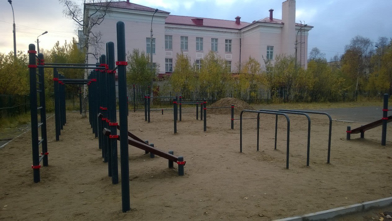 Bauchbank bei Calisthenics Park at Строительный проезд, Мончегорск – Foto 4 von 4