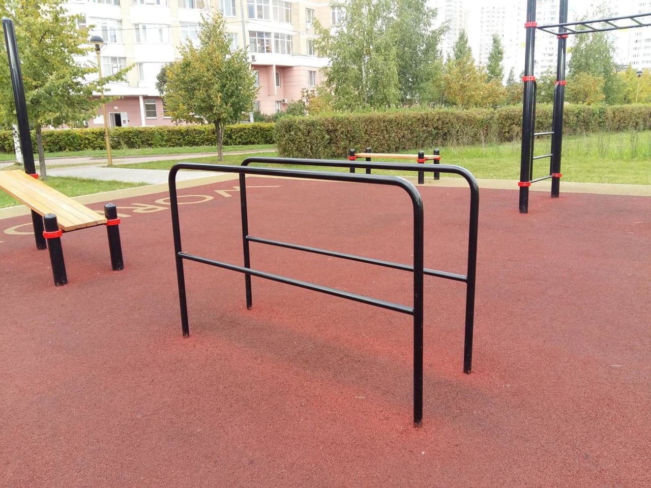 Бруси на майданчику Outdoor Gym in Машкино, Москва – фото 8 з 9