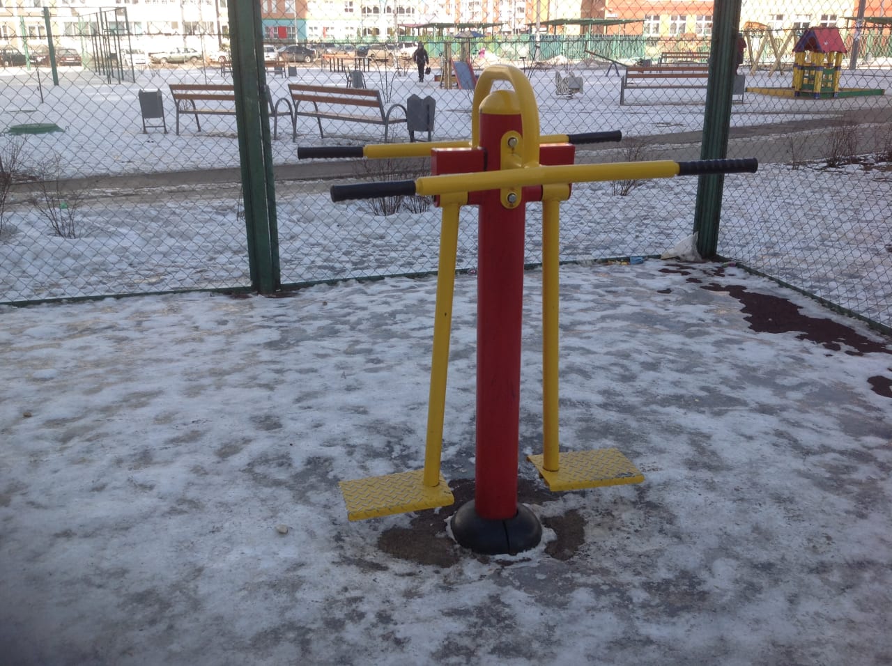Barren bei Calisthenics Park at улица Катюшки, Лобня – Foto 2 von 2