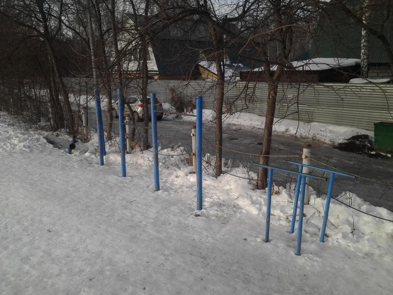 Sbarra per trazioni presso Calisthenics Park at Барнаульская улица, Тюмень – foto 1 di 3