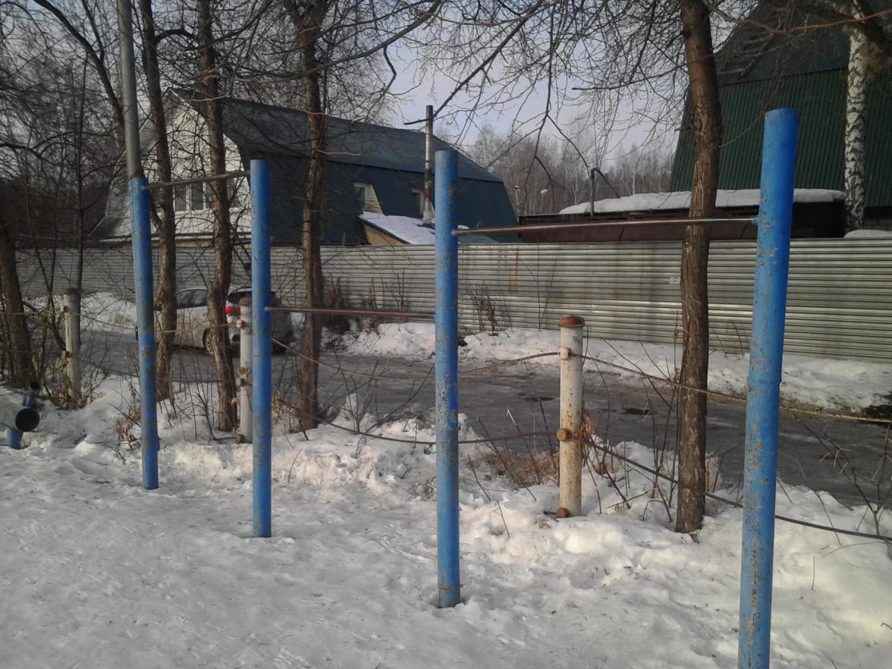 Sbarra per trazioni presso Calisthenics Park at Барнаульская улица, Тюмень – foto 3 di 3