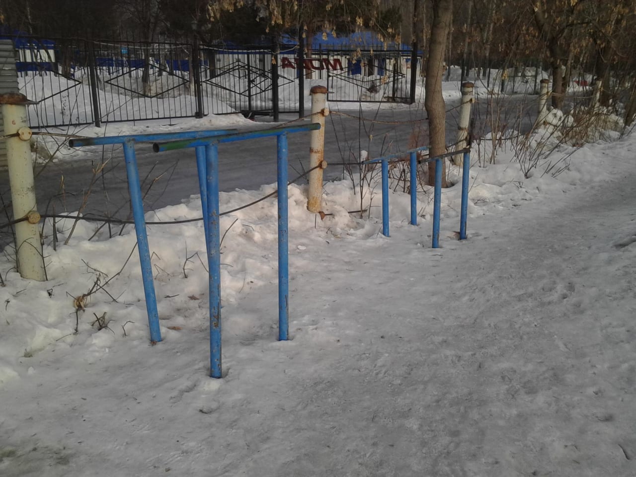 Parallele presso Calisthenics Park at Барнаульская улица, Тюмень – foto 2 di 3