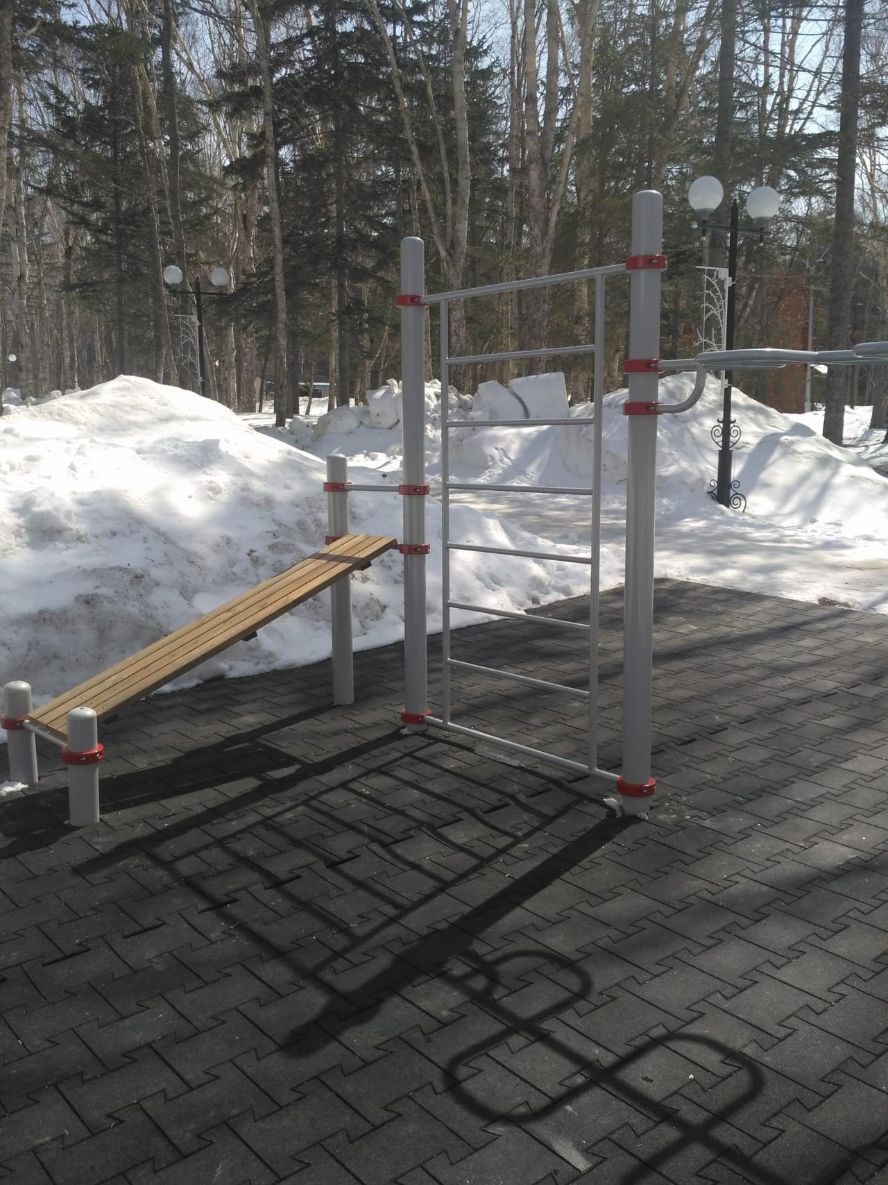 Bauchbank bei Calisthenics Park at Мост влюблённых, Южно-Сахалинск – Foto 5 von 6