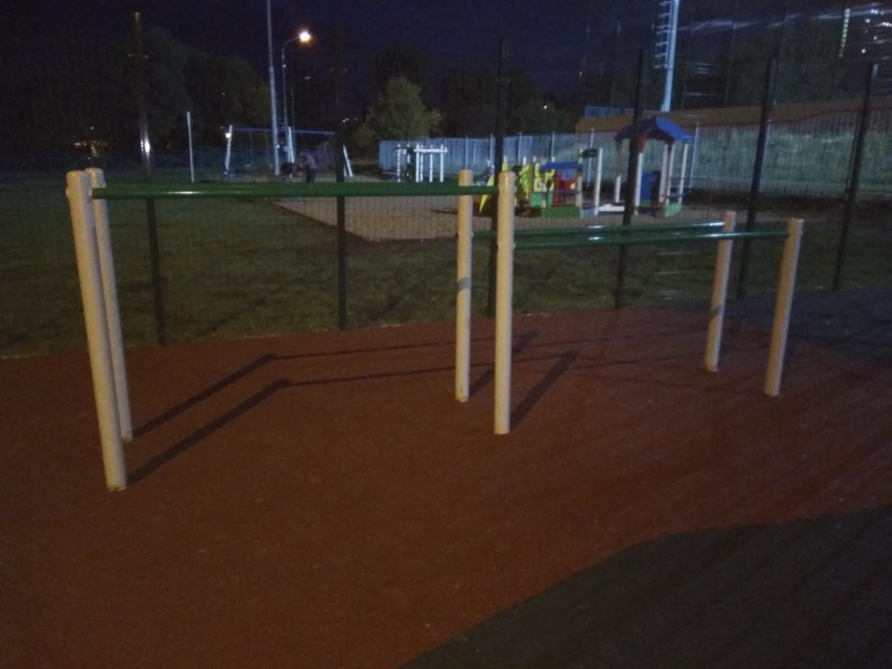 Abs Bench at Calisthenics Park at Озёрная аллея, Зеленоград – photo 3 of 7