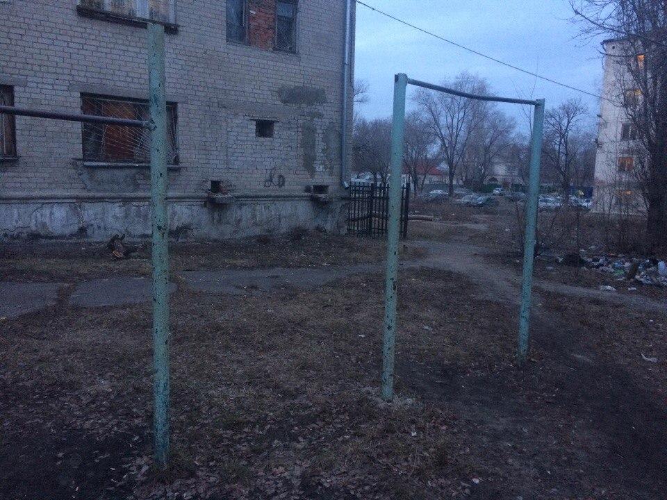 Sbarra per trazioni presso Calisthenics Park at улица Лихачёва, Воронеж – foto 1 di 2