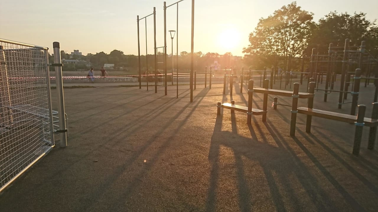 Liegestützgriffe bei Calisthenics Park at набережная реки Великой, Псков – Foto 6 von 12