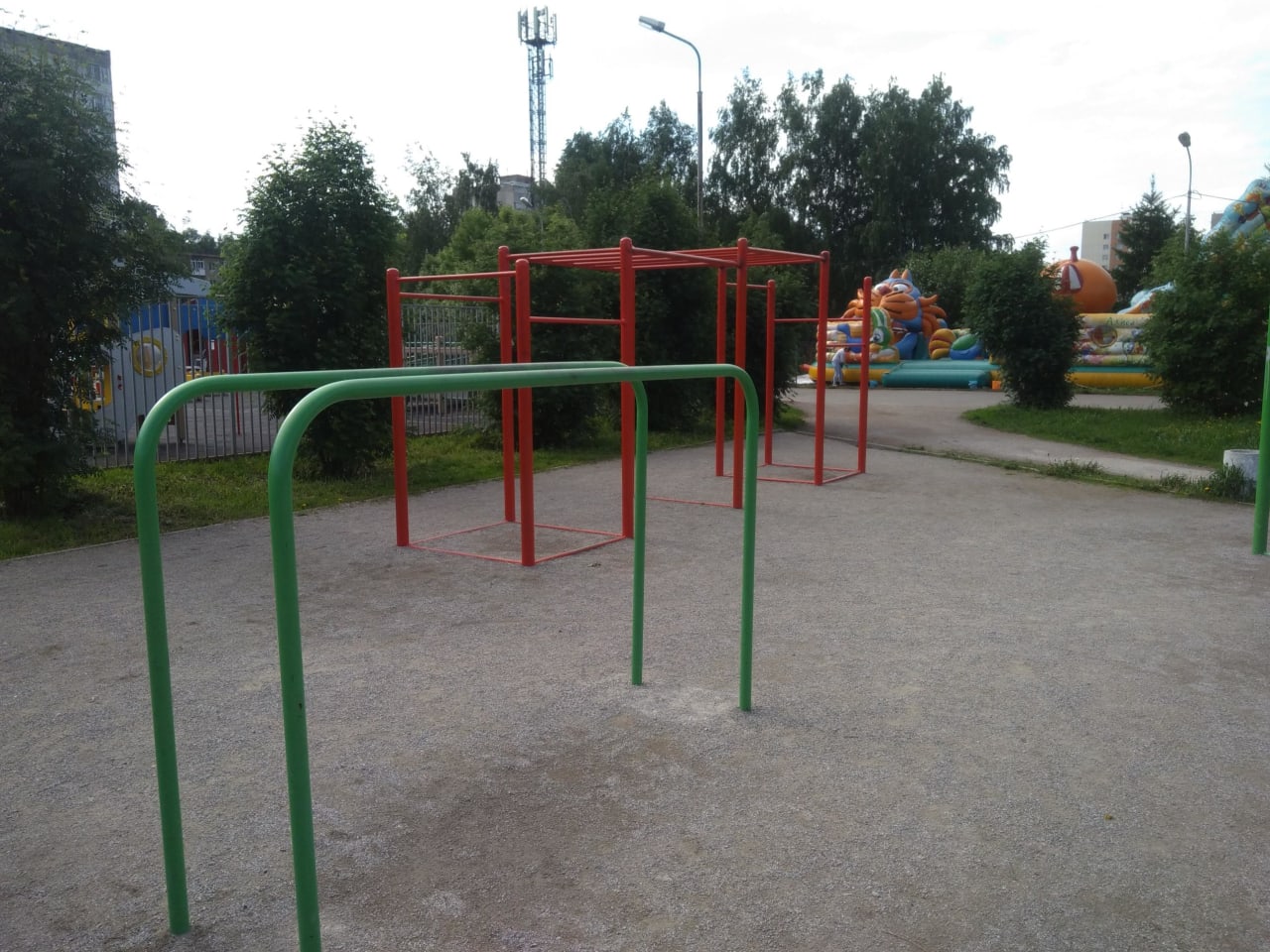 Sprossenwand bei Outdoor Gym in Затулинский жилмассив, городской округ Новосибирск – Foto 5 von 5