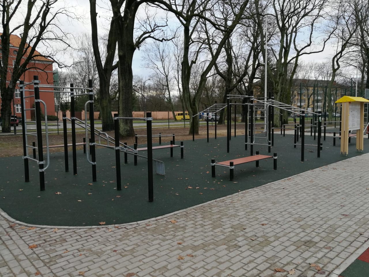 Abs Bench at Calisthenics Park at Балтика, Калининград – photo 5 of 8