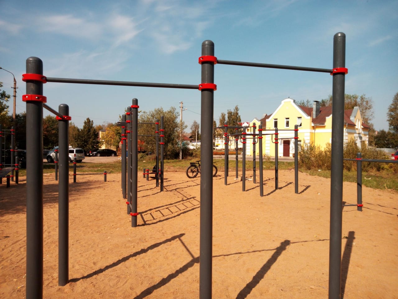 Liegestützgriffe bei Calisthenics Park at Калининское шоссе, городской округ Торжок – Foto 6 von 13