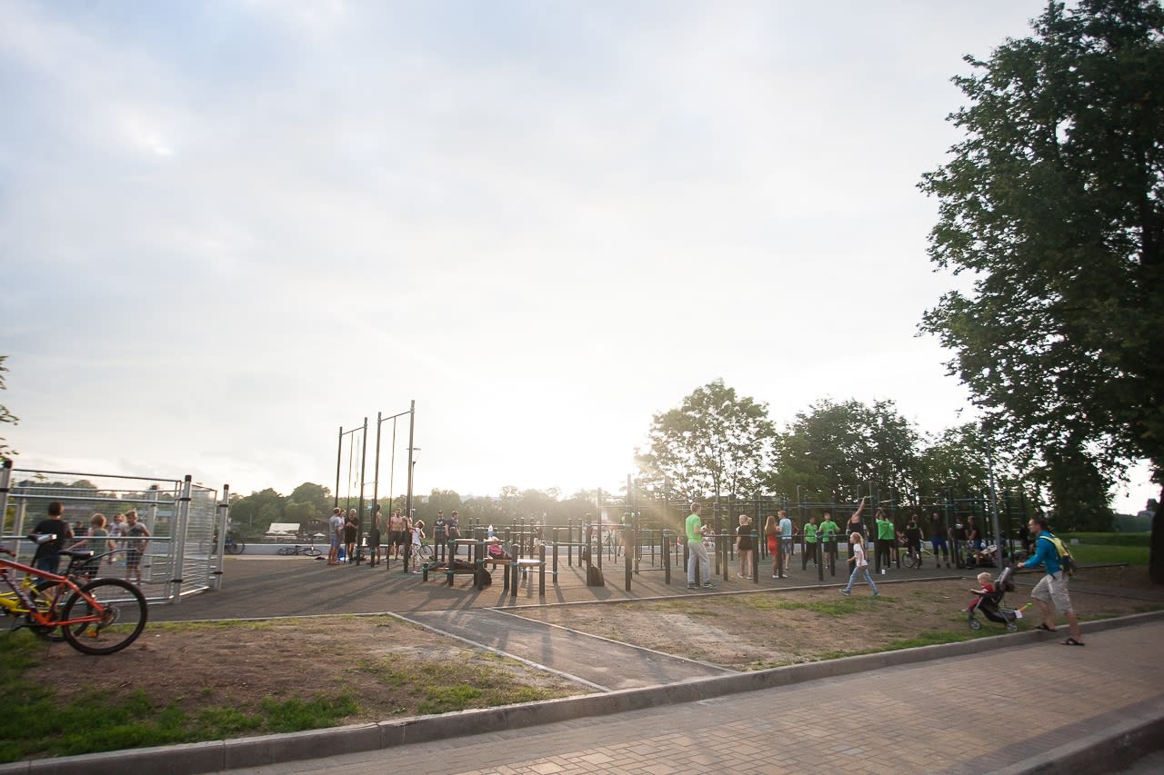 Bauchbank bei Calisthenics Park at набережная реки Великой, Псков – Foto 5 von 12