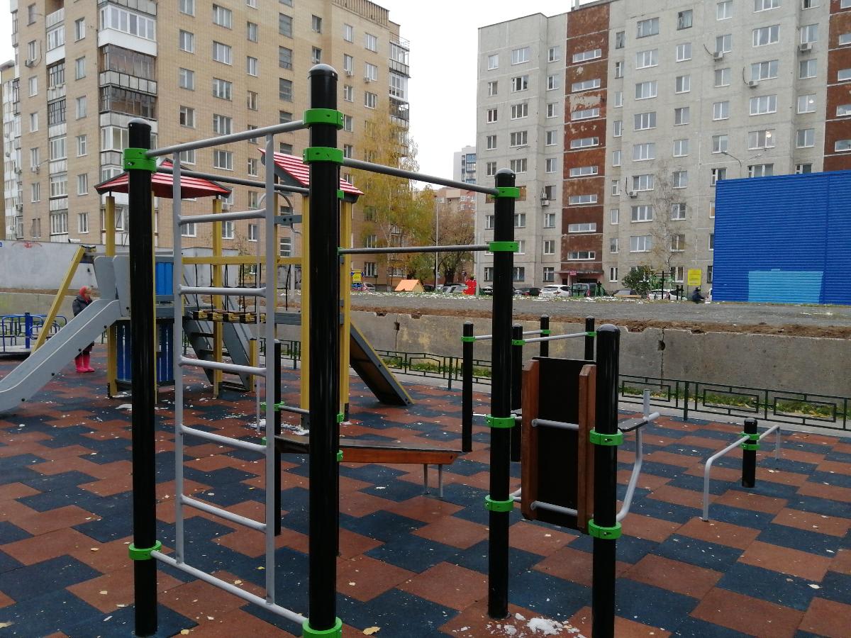 Sbarra per trazioni presso Calisthenics Park at Комсомольская улица, Тюмень – foto 1 di 1