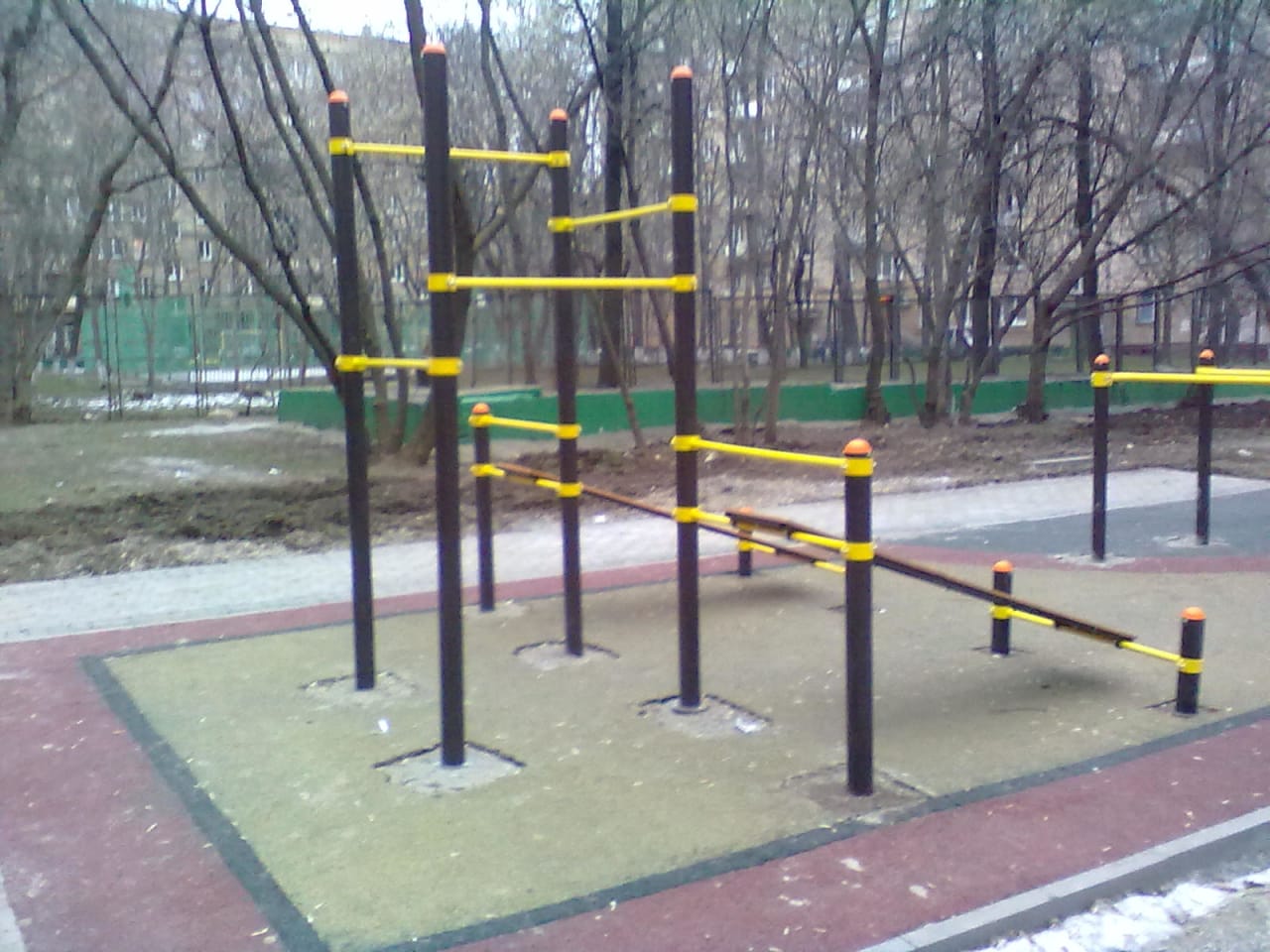 Бруси на майданчику Calisthenics Park at Комсомольский проспект, Москва – фото 2 з 4