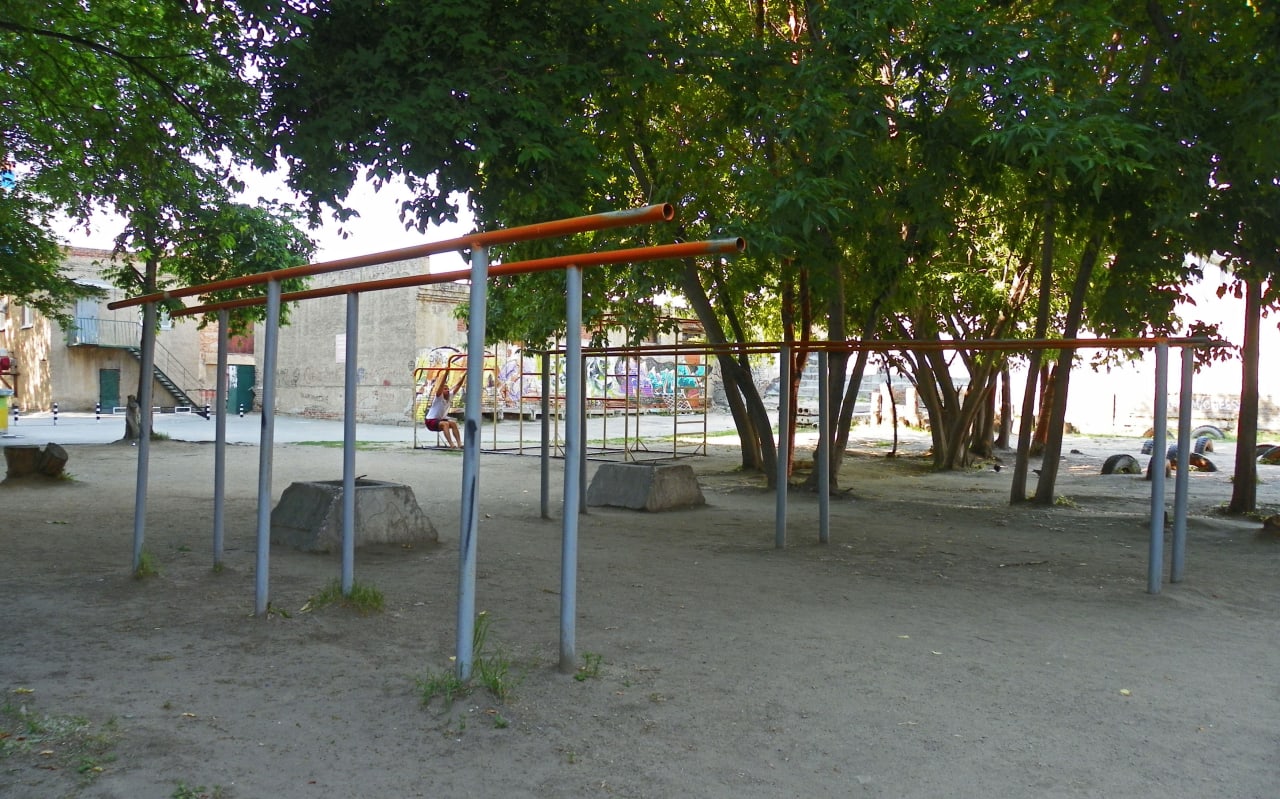 Hangelstange bei Calisthenics Park at Космическая улица, городской округ Новосибирск – Foto 7 von 7