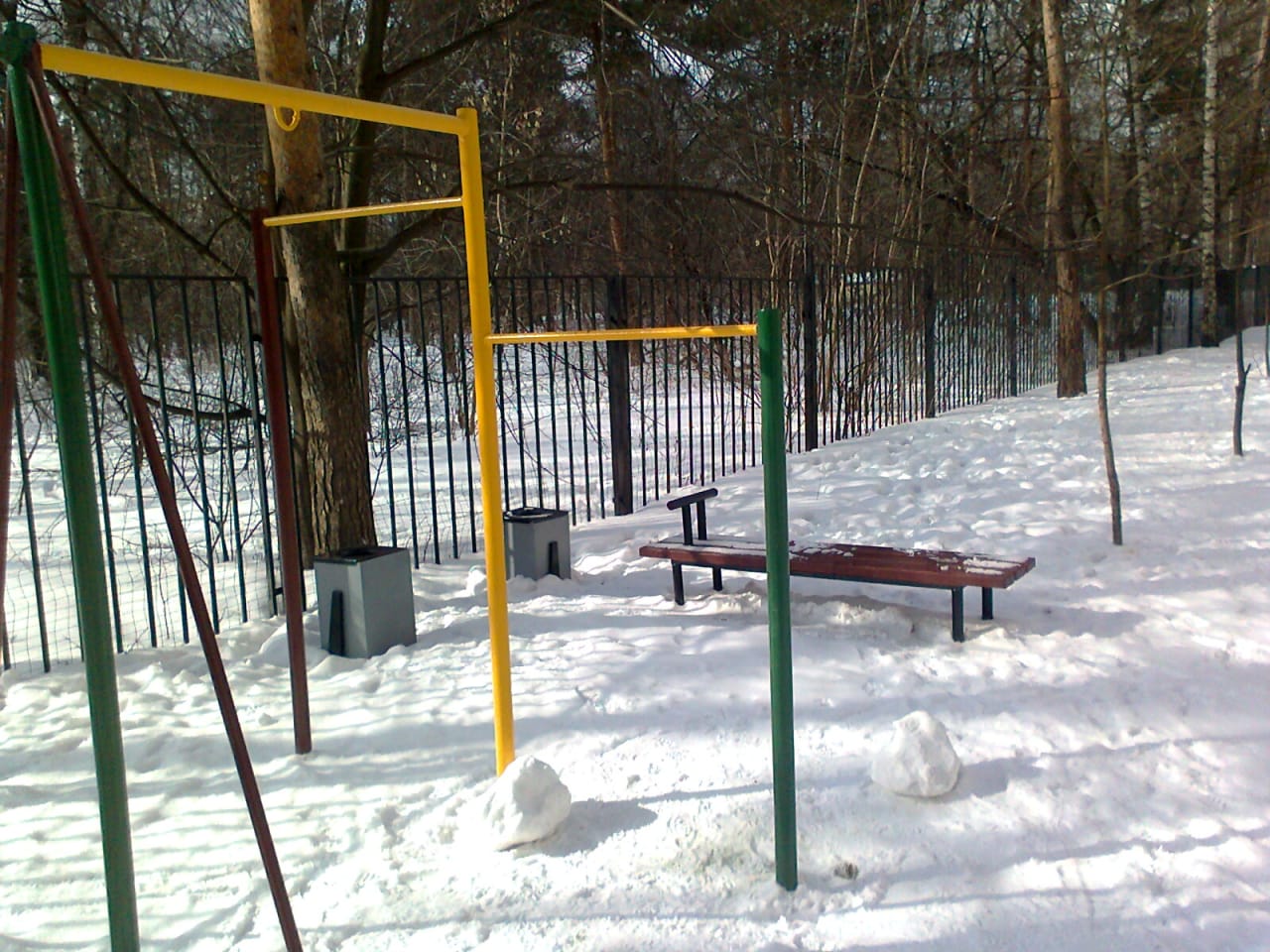 Abs Bench at Calisthenics Park at Челюскинская улица, Москва – photo 3 of 3