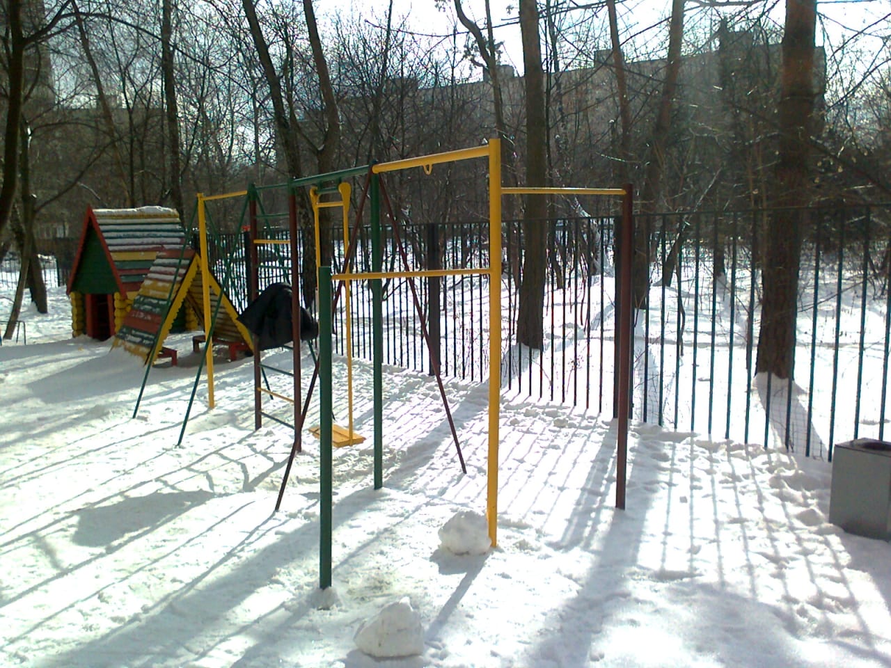 Pull Up Bar at Calisthenics Park at Челюскинская улица, Москва – photo 1 of 3