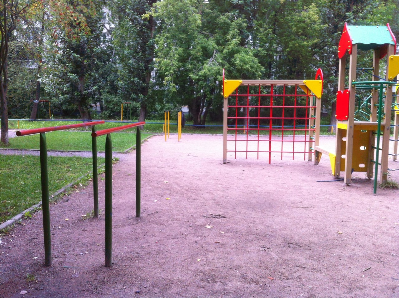 Брусья на площадке Calisthenics Park at улица Габричевского, Москва – фото 2 из 3