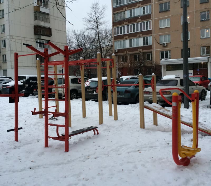 Брусья на площадке Calisthenics Park at улица Менжинского, Москва – фото 2 из 3