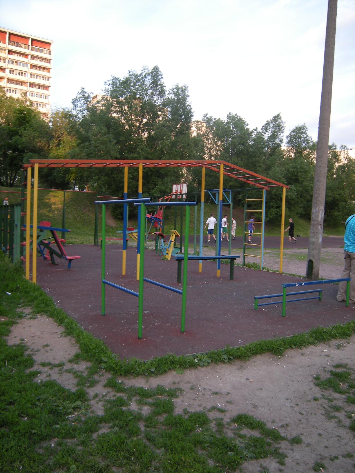 Parallel Gym Bars at Outdoor Gym in район Капотня, Москва – photo 2 of 3