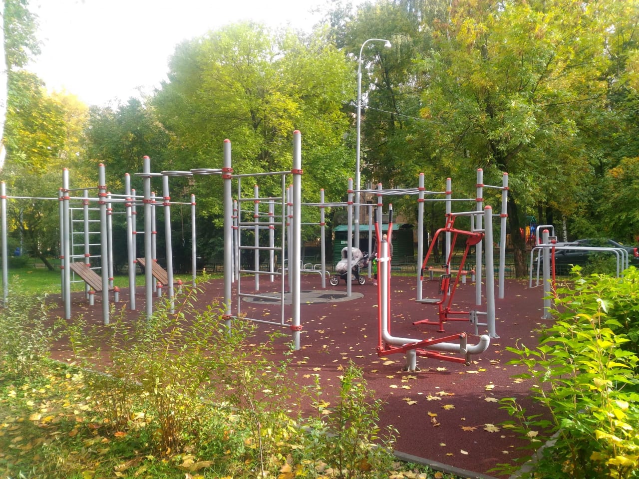 Бруси на майданчику Calisthenics Park at Нахимовский проспект, Москва – фото 2 з 3