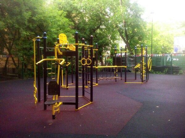 Parallel Gym Bars at Calisthenics Park at Большой Лёвшинский переулок, Москва – photo 2 of 6