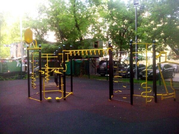 Pull Up Bar at Calisthenics Park at Большой Лёвшинский переулок, Москва – photo 1 of 6