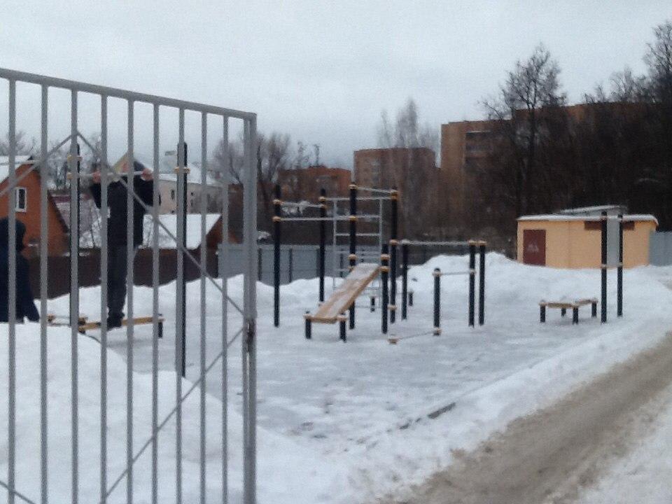 Hangelstange bei Calisthenics Park at спорткомплекс "Мещёра", Егорьевск #wp2108 – Foto 3 von 4