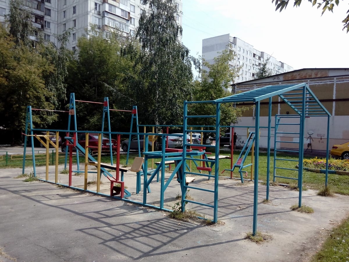 Pull Up Bar at Calisthenics Park at Луганская улица, Москва – photo 1 of 2