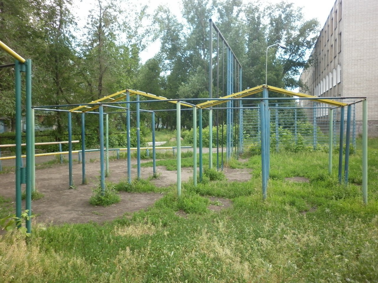 Sprossenwand bei Calisthenics Park at улица Сергея Васильева, Курган – Foto 4 von 5