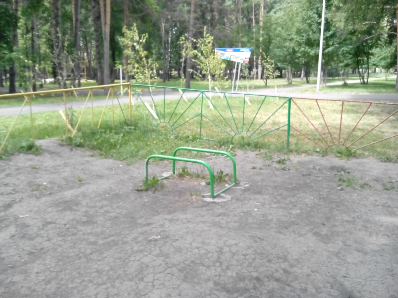 Niedrige Barren bei Calisthenics Park at проспект Ленина, Кемерово – Foto 3 von 3