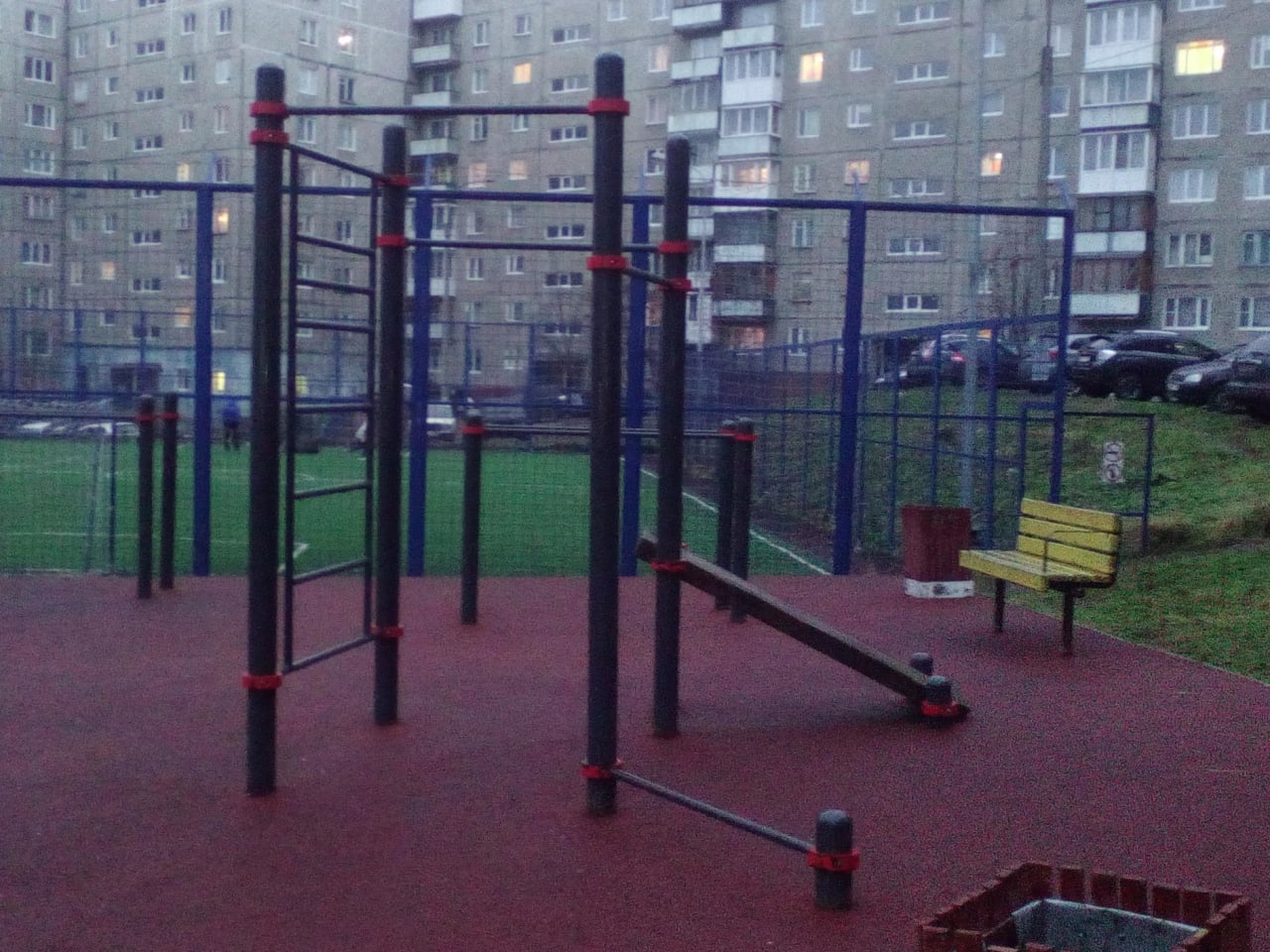 Hangelstange bei Calisthenics Park at улица Маклакова, Мурманск – Foto 3 von 4