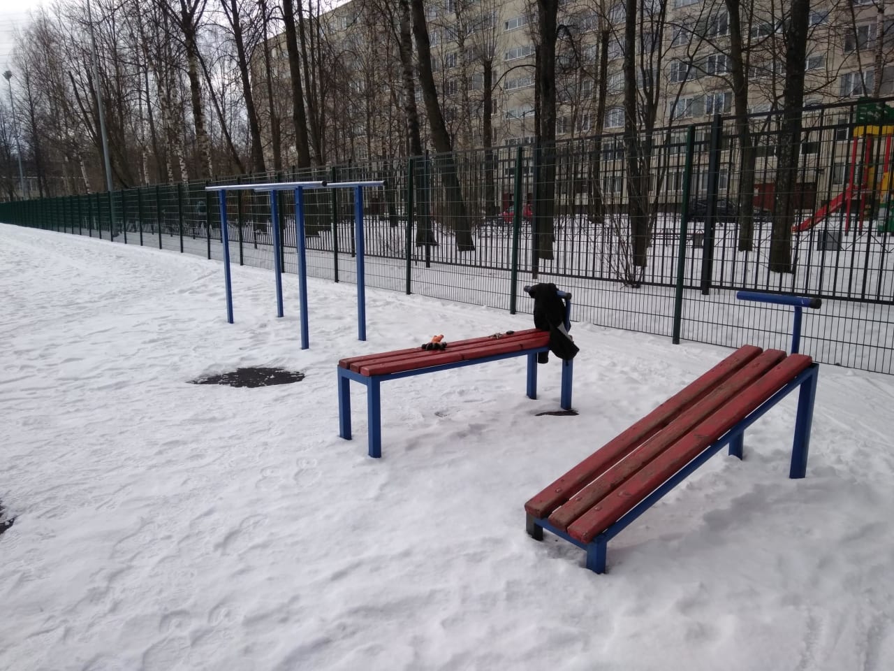 Abs Bench at Calisthenics Park at проспект Науки, Санкт-Петербург – photo 3 of 4