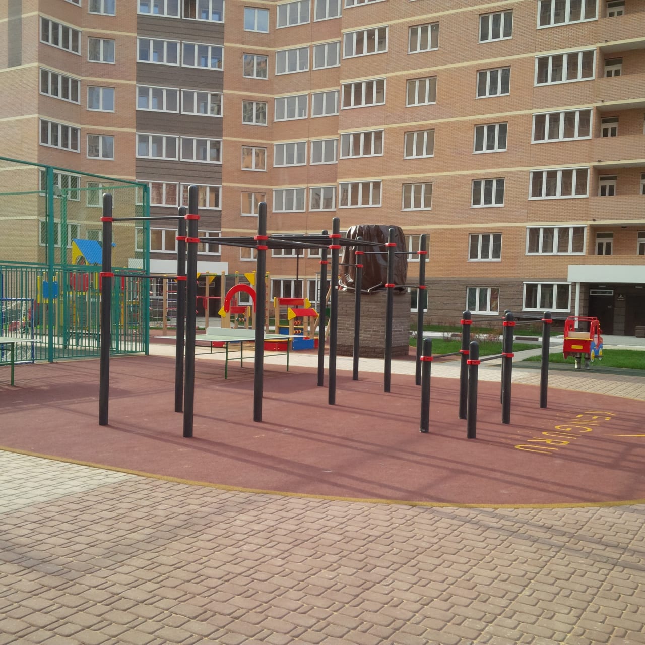 Klimmzugstange bei Calisthenics Park at Главная улица, Балашиха – Foto 1 von 2