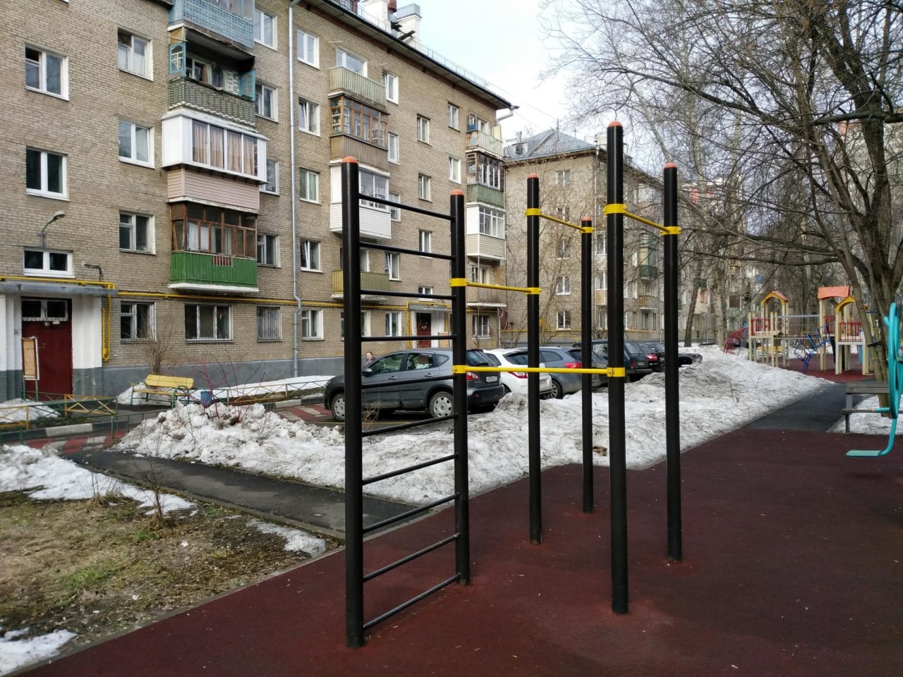 Pull Up Bar at Calisthenics Park at улица Амундсена, Москва – photo 1 of 7