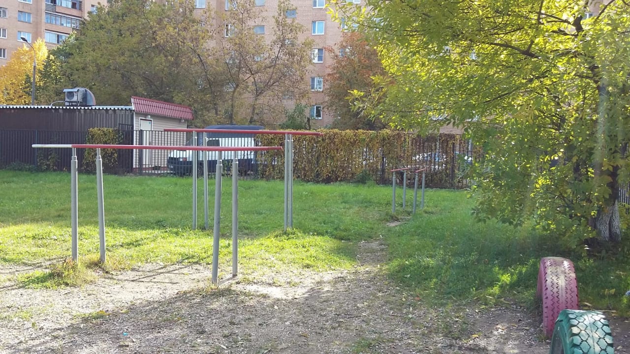 Klimmzugstange bei Calisthenics Park at улица Карбышева, Красногорск #wp2208 – Foto 1 von 3