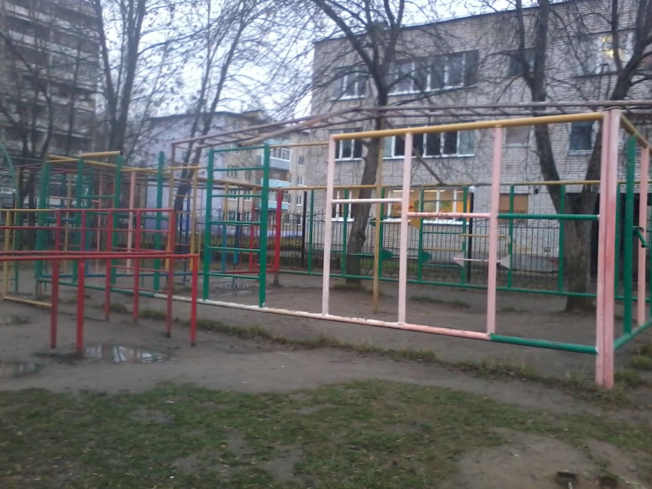 Klimmzugstange bei Calisthenics Park at улица Моторостроителей, городское поселение Тутаев – Foto 1 von 4