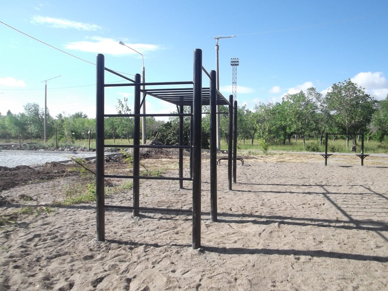 Низкие брусья на площадке Calisthenics Park at улица Калмыкова, Карталы – фото 4 из 8