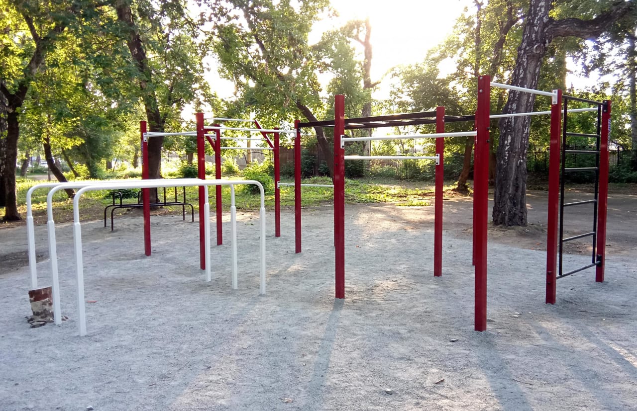 Parallele presso Calisthenics Park at Алейская улица, городской округ Новосибирск – foto 2 di 4