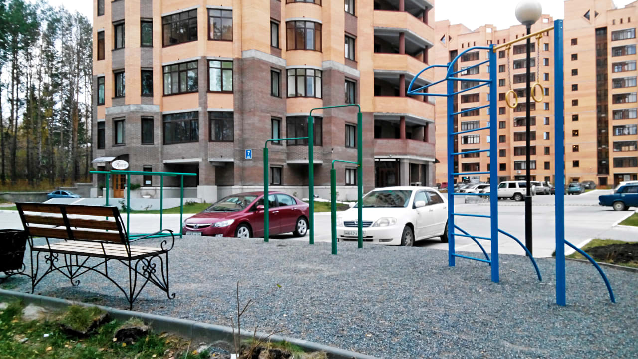 Parallele presso Calisthenics Park at проспект Академика Коптюга, городской округ Новосибирск – foto 2 di 2