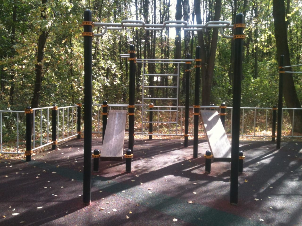 Ground Parallel Bars at Calisthenics Park at Большая Филёвская улица, Москва #wp2282 – photo 4 of 6