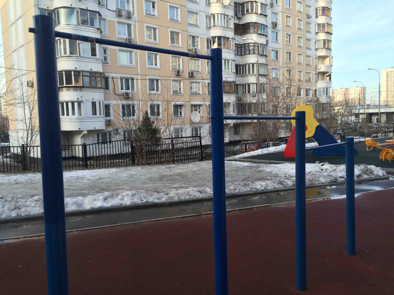 Pull Up Bar at Calisthenics Park at Шипиловская улица, Москва #wp2287 – photo 1 of 3