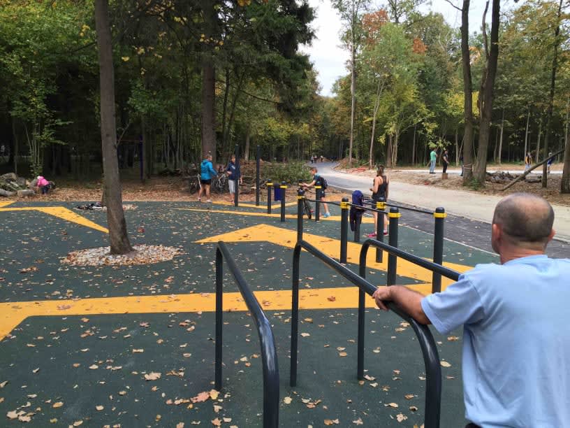 Klimmzugstange bei Calisthenics Park at Лыжероллерная трасса имени Ларисы Лазутиной, Московская область – Foto 5 von 5
