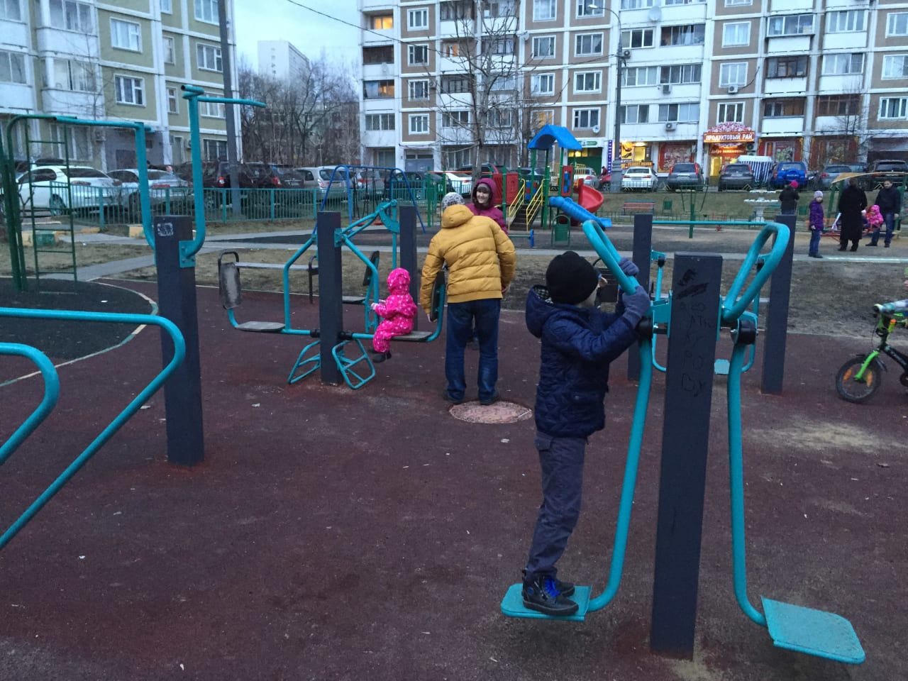 Повітряний лижник на майданчику Calisthenics Park at Беловежская улица, Москва – фото 3 з 5