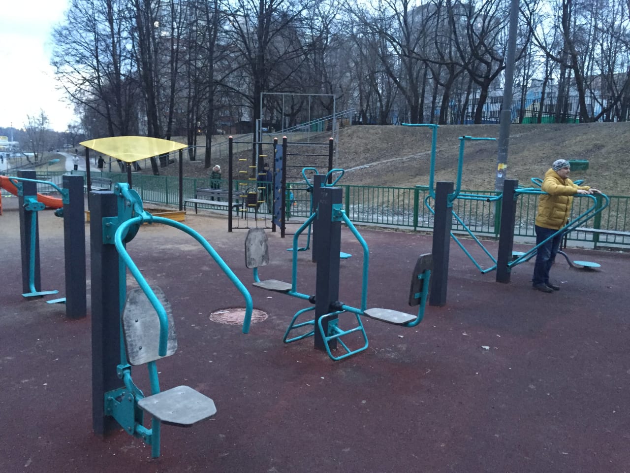Бруси на майданчику Calisthenics Park at Беловежская улица, Москва – фото 2 з 5