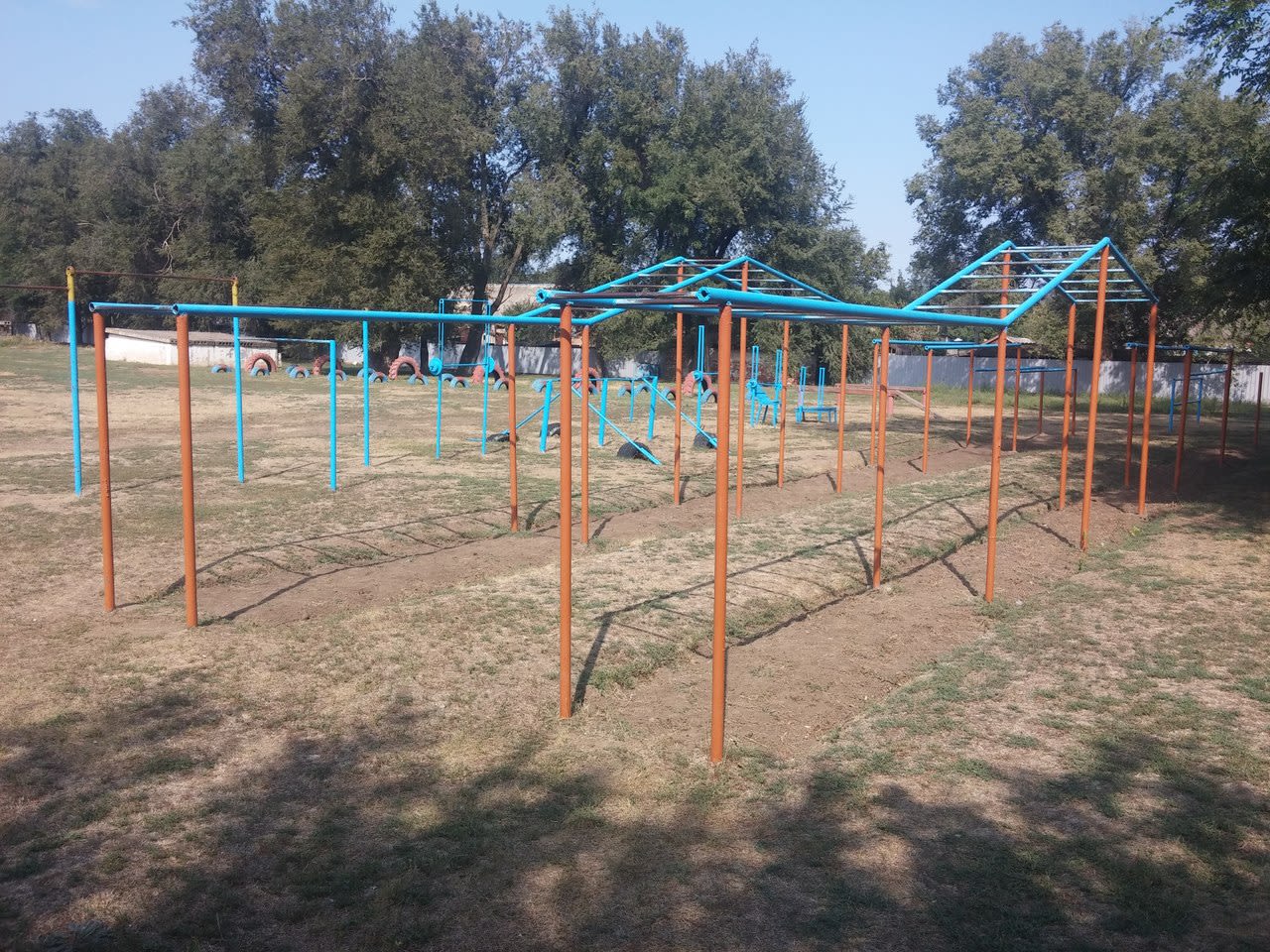 Klimmzugstange bei Outdoor Gym #wp2324 in Красочный – Foto 1 von 1