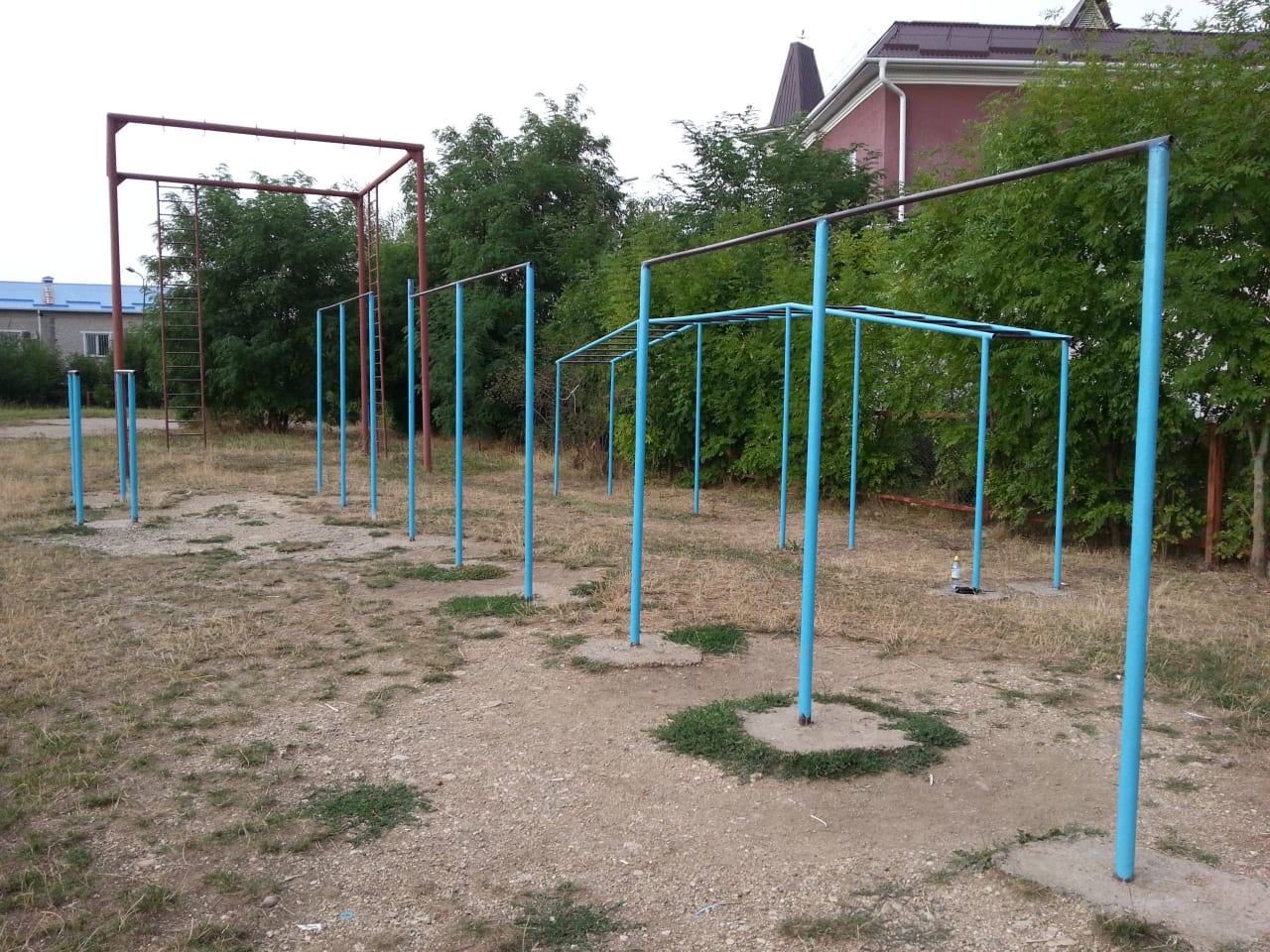 Barren bei Calisthenics Park at Дельфин, Ставропольский край – Foto 2 von 2