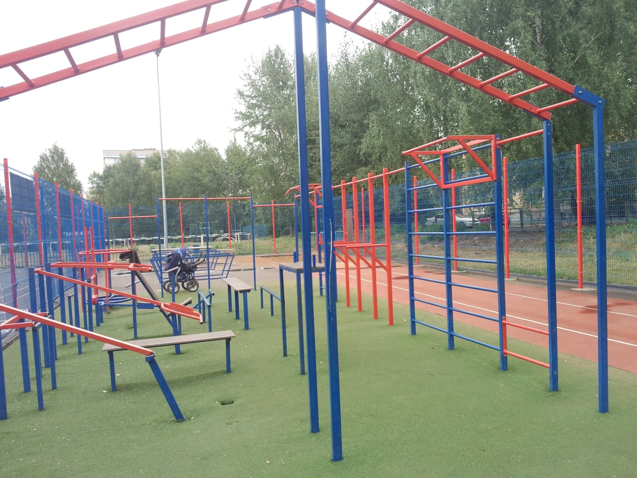 Sprossenwand bei Calisthenics Park at улица Сабурова, городской округ Ижевск – Foto 4 von 6