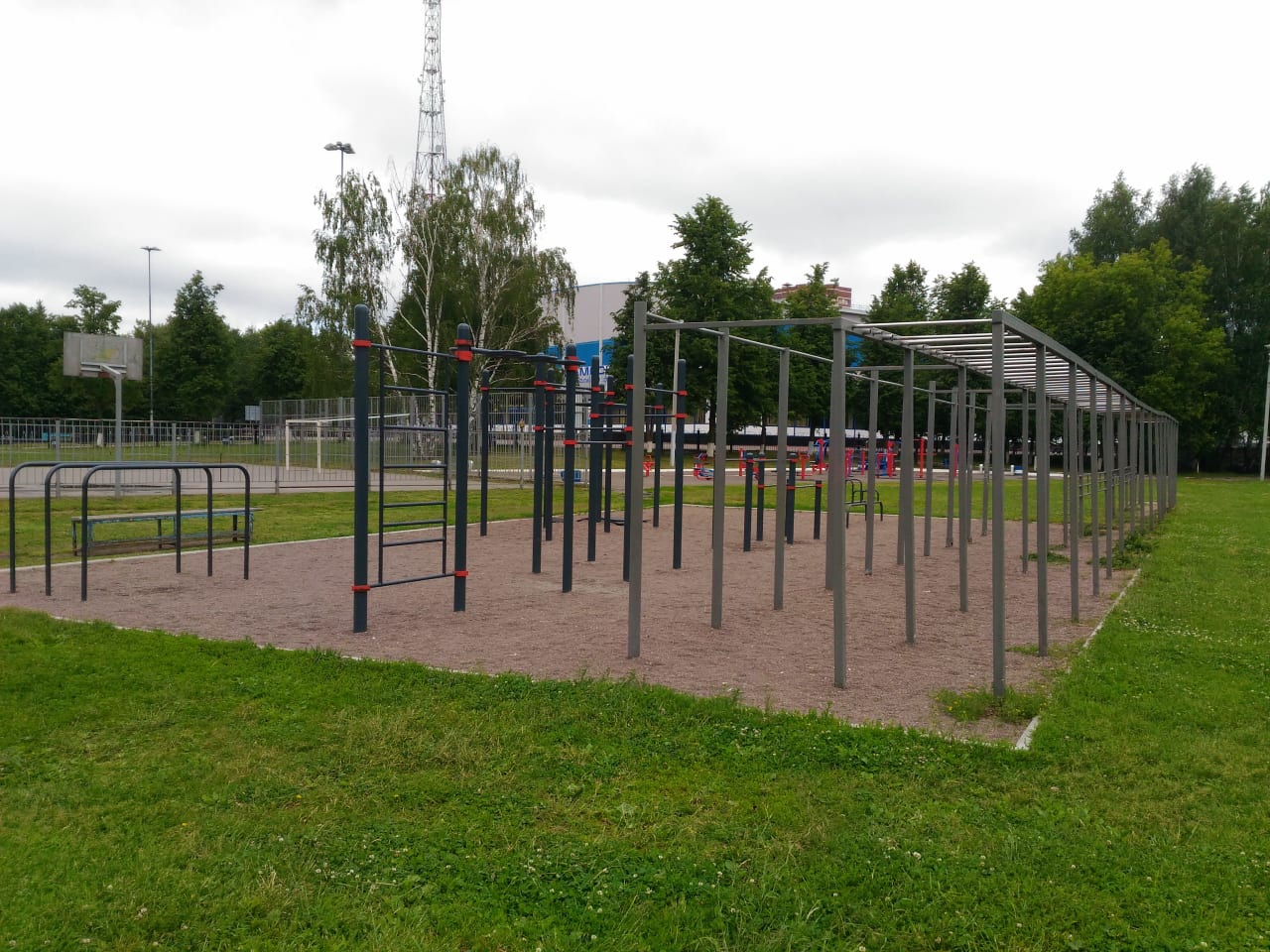 Sprossenwand bei Calisthenics Park at Ледовый дворец Подмосковье, Воскресенск – Foto 4 von 5